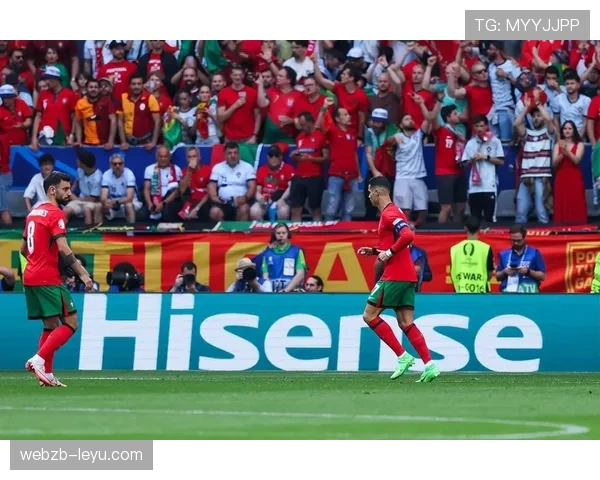 维尼修斯社交媒体人气激增,跃升全球年轻球迷新偶像引发热议 维尼修斯社交媒体人气激增,跃升全球年轻球迷新偶像引发热议