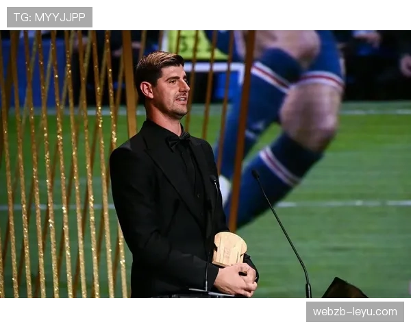 库尔图瓦荣膺雅辛奖，树立门将新标杆