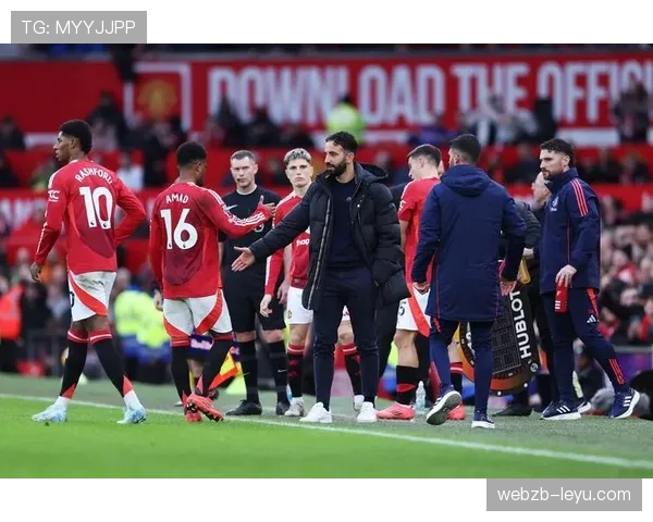 曼联危机：战术混乱与阵容失衡下的豪门挣扎