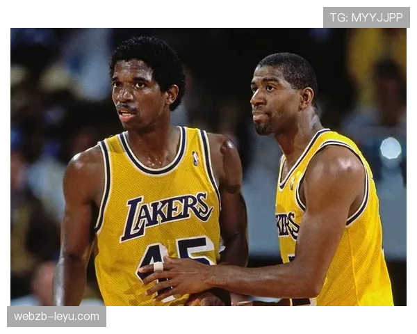 比尔·沃顿内线挡拆拉开空间 提升球队进攻效率